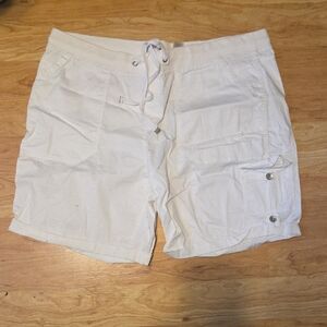 Terra & Sky Women's White Cargo Shorts